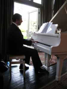 Piano Player at the Malthouse, Olde Bell, Hurley
